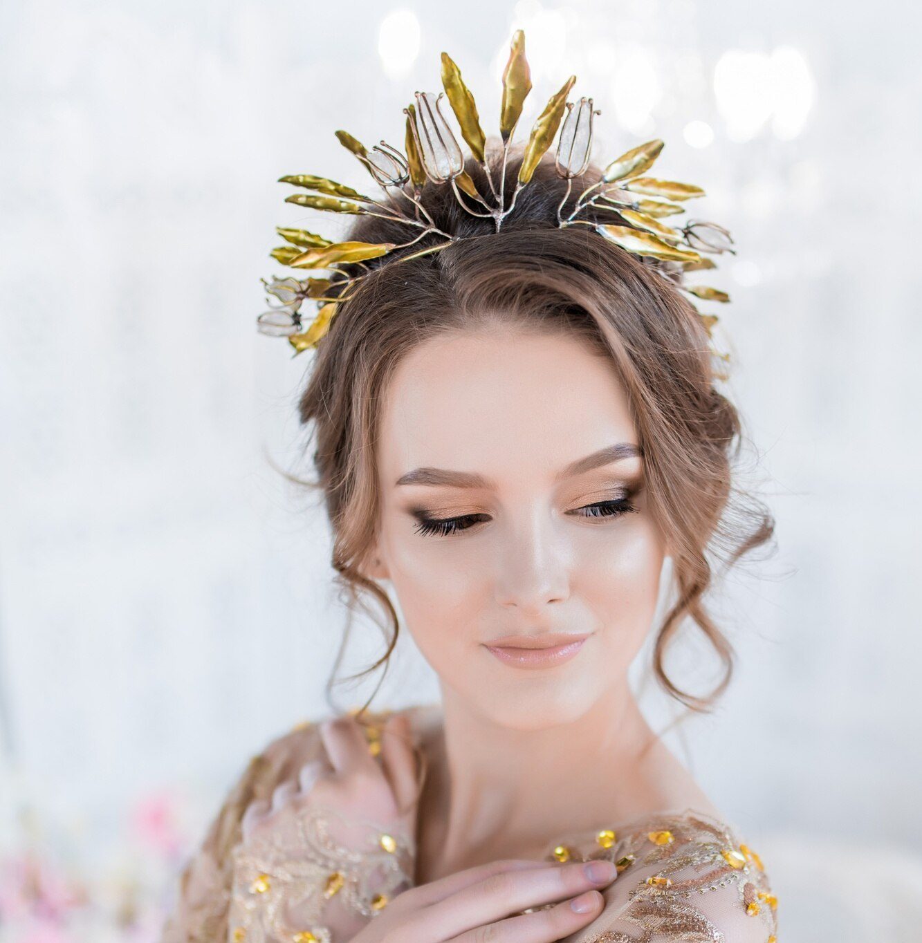 mujer gorra dorada corona posa lujosa habitacion blanca 8353 7267